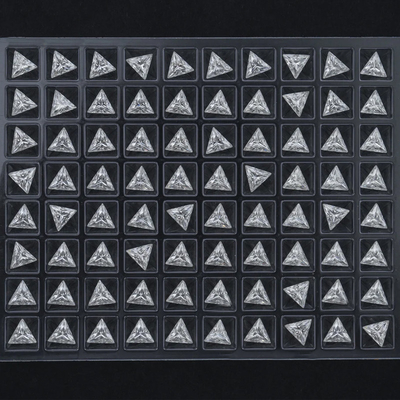 Diamanti coltivati in laboratorio HPHT 2.6-3.1 a 5.3-6.0 mm Forma triangolare bianca